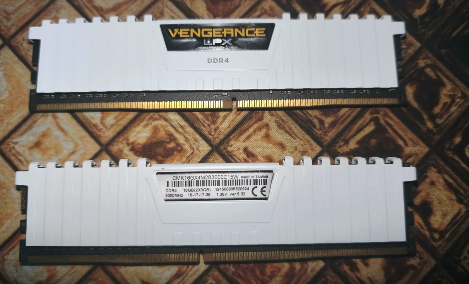 Dos módulos de memoria RAM Corsair Vengeance LPX blancos; la etiqueta indica 3000 MHz, 15-17-17-35 y 1,35 V