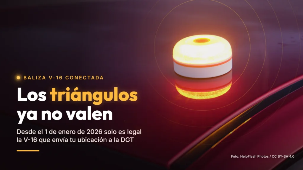 Una baliza V-16 encendida sobre el techo de un coche rojo, junto al texto «Los triángulos ya no valen»