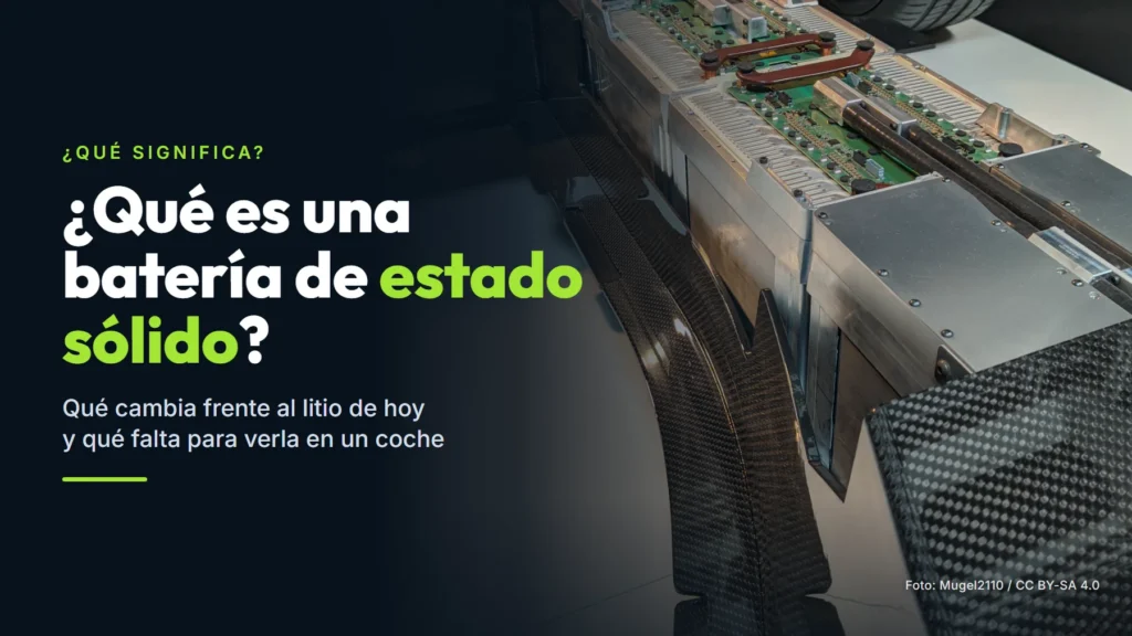 Paquete de baterías de un coche eléctrico en exposición, con sus módulos de aluminio y las placas de control, junto a una rueda