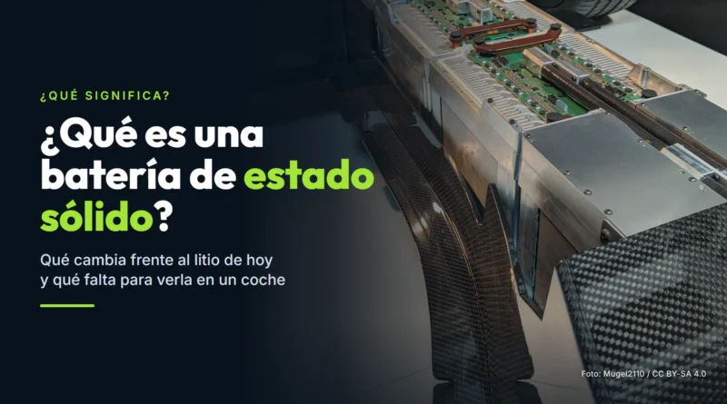 Paquete de baterías de un coche eléctrico en exposición, con sus módulos de aluminio y las placas de control, junto a una rueda