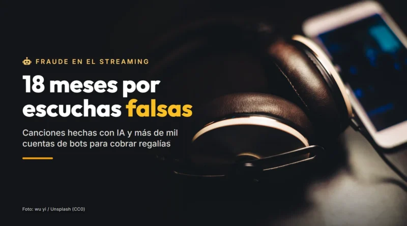 Unos auriculares de diadema de cuero marrón junto a un móvil con la pantalla encendida y desenfocada, sobre una mesa oscura, con el texto «18 meses por escuchas falsas»
