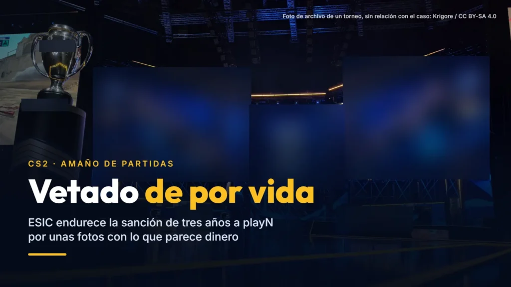 Escenario de un torneo de Counter-Strike 2 con un trofeo, con pantallas y rótulos difuminados, y el titular «Vetado de por vida»