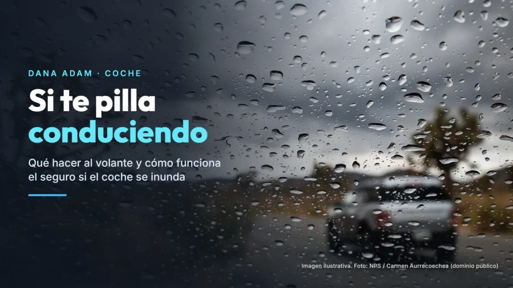 Gotas de lluvia en el parabrisas de un coche, con otro vehículo desenfocado en la carretera delante