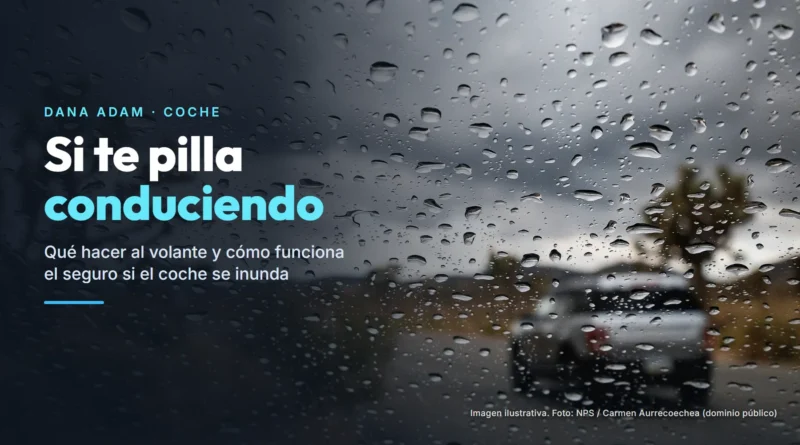Gotas de lluvia en el parabrisas de un coche, con otro vehículo desenfocado en la carretera delante