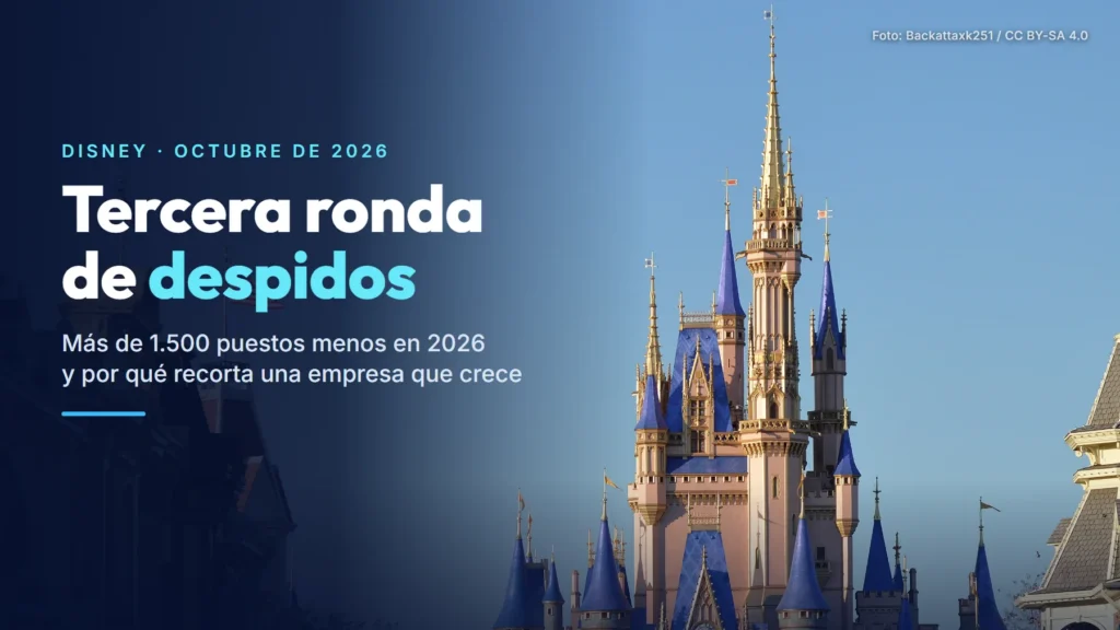 Castillo de Cenicienta en Magic Kingdom (Walt Disney World), visto desde Main Street, con el texto «Tercera ronda de despidos»