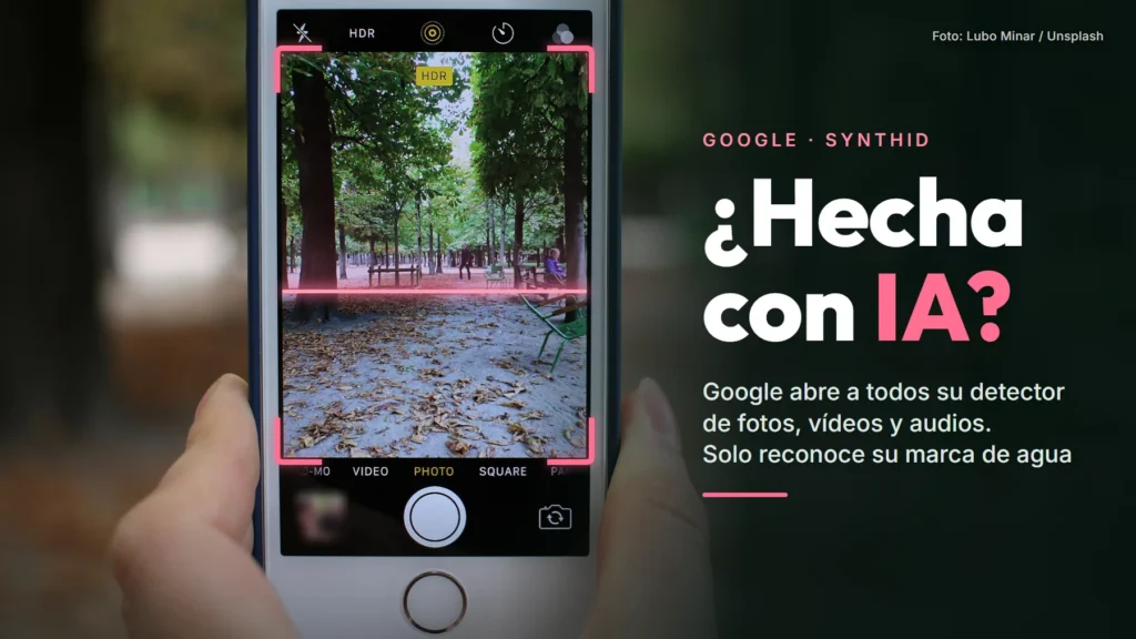 Manos que sujetan un móvil con la foto de un parque en la pantalla, dentro de un marco de escaneo rosa, junto al texto «¿Hecha con IA? Google abre a todos su detector de fotos, vídeos y audios. Solo reconoce su marca de agua»