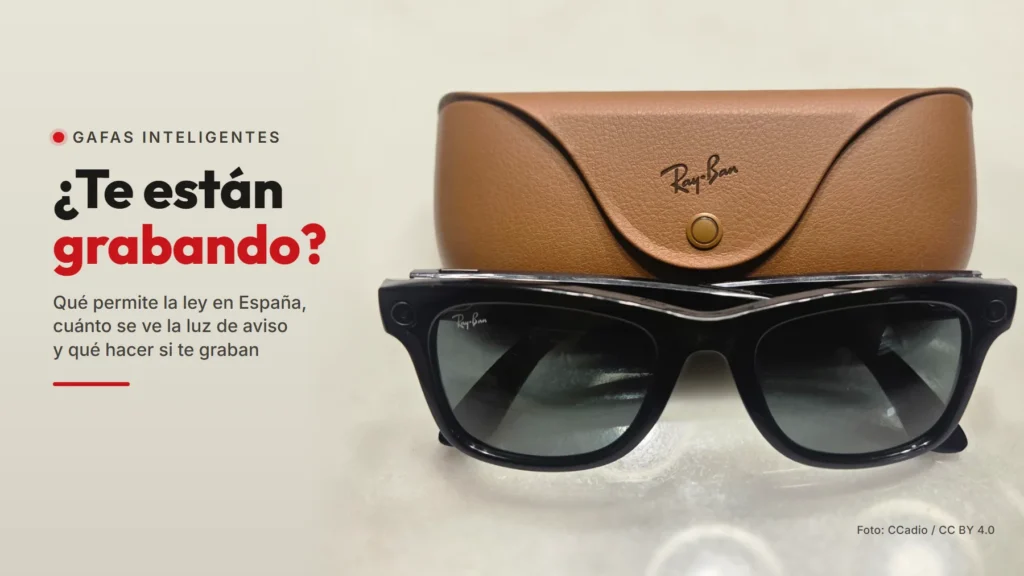Unas Ray-Ban Meta negras delante de su estuche de cuero marrón, con la cámara y el piloto de aviso en las esquinas de la montura, junto al texto ¿Te están grabando?