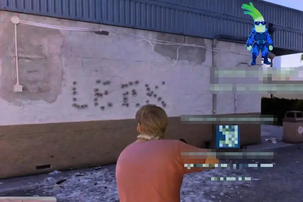 Captura del vídeo filtrado de GTA 6 en la que Jason escribe LEEK a tiros en un muro de Vice City, con el anuncio de la moneda y su código QR pixelados