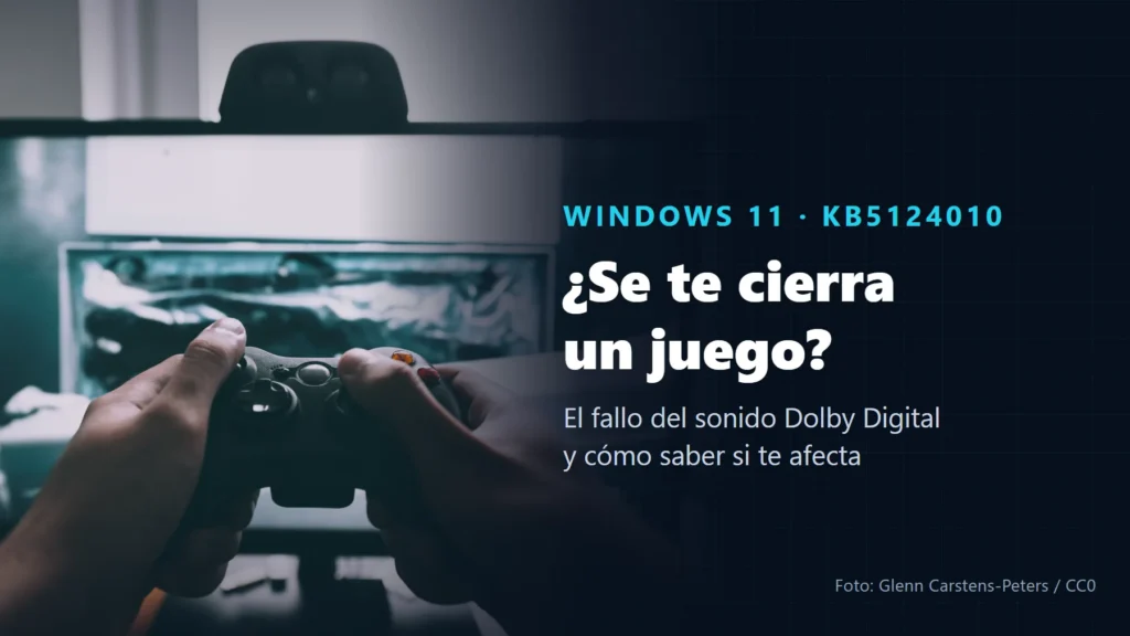 Manos que sujetan un mando de videojuegos delante del monitor de un PC, con el texto «¿Se te cierra un juego?» sobre el fallo del sonido Dolby Digital de Windows 11