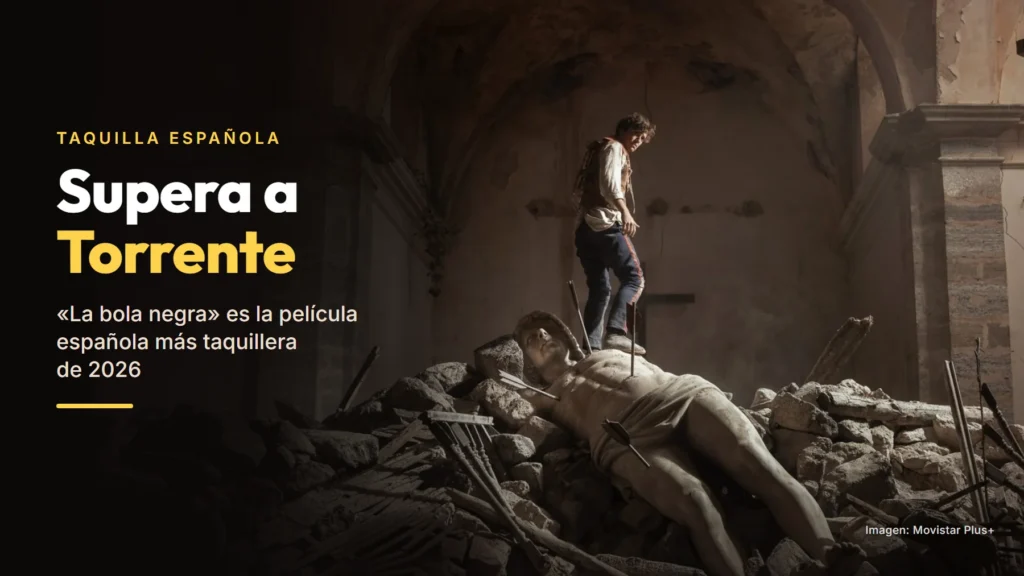 Un joven de pie sobre una estatua de mármol caída entre escombros, dentro de una iglesia en ruinas, con el texto «Supera a Torrente»: «La bola negra» es la película española más taquillera de 2026