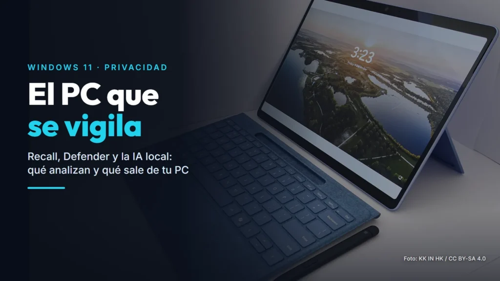 Tableta Windows con teclado azul y lápiz sobre una mesa, con la pantalla de bloqueo de Windows 11 encendida
