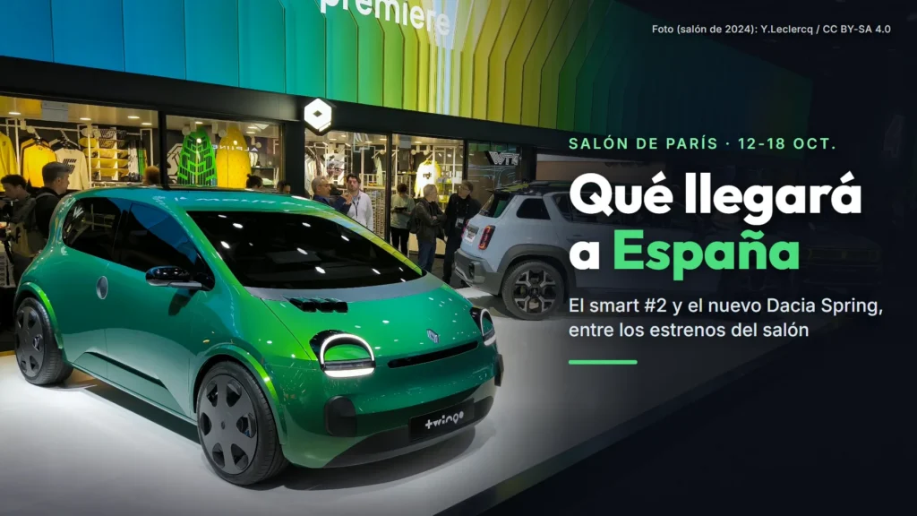 Prototipo del Renault Twingo eléctrico, en verde, y un Renault 4 E-Tech en el stand de Renault del Salón del Automóvil de París de 2024, con el texto «Qué llegará a España»