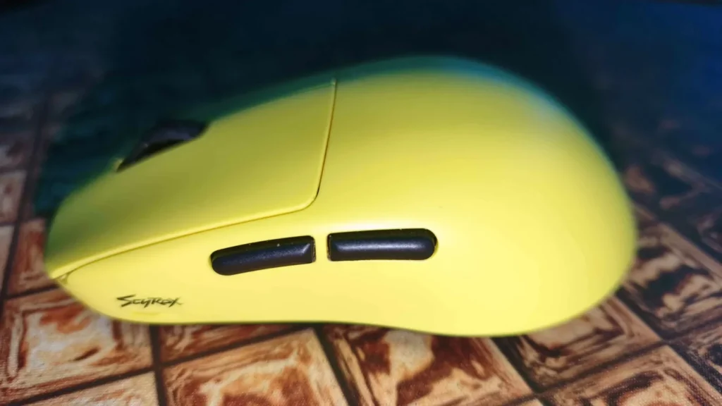 Ratón Scyrox V8 amarillo visto de lado, con sus dos botones laterales y el logotipo de Scyrox