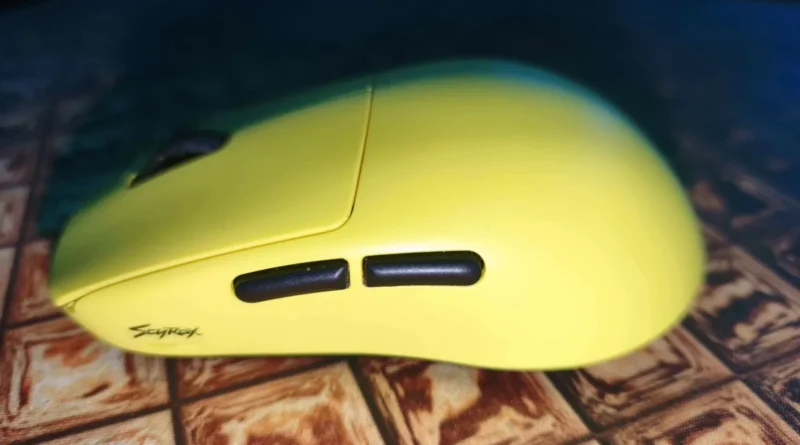 Ratón Scyrox V8 amarillo visto de lado, con sus dos botones laterales y el logotipo de Scyrox