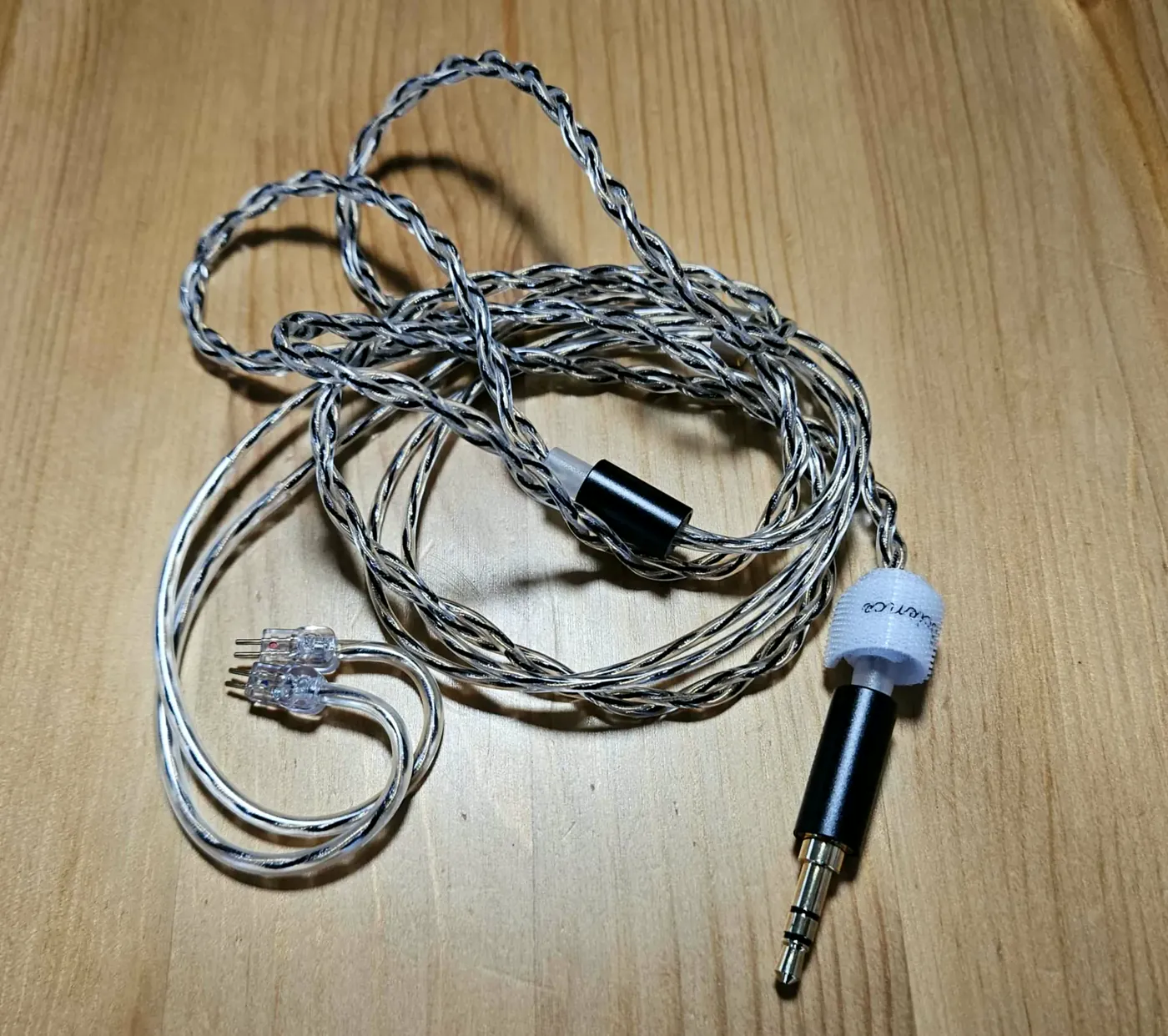 Cable trenzado plateado de los Simgot EW300, con conectores de dos pines y clavija de 3,5 mm