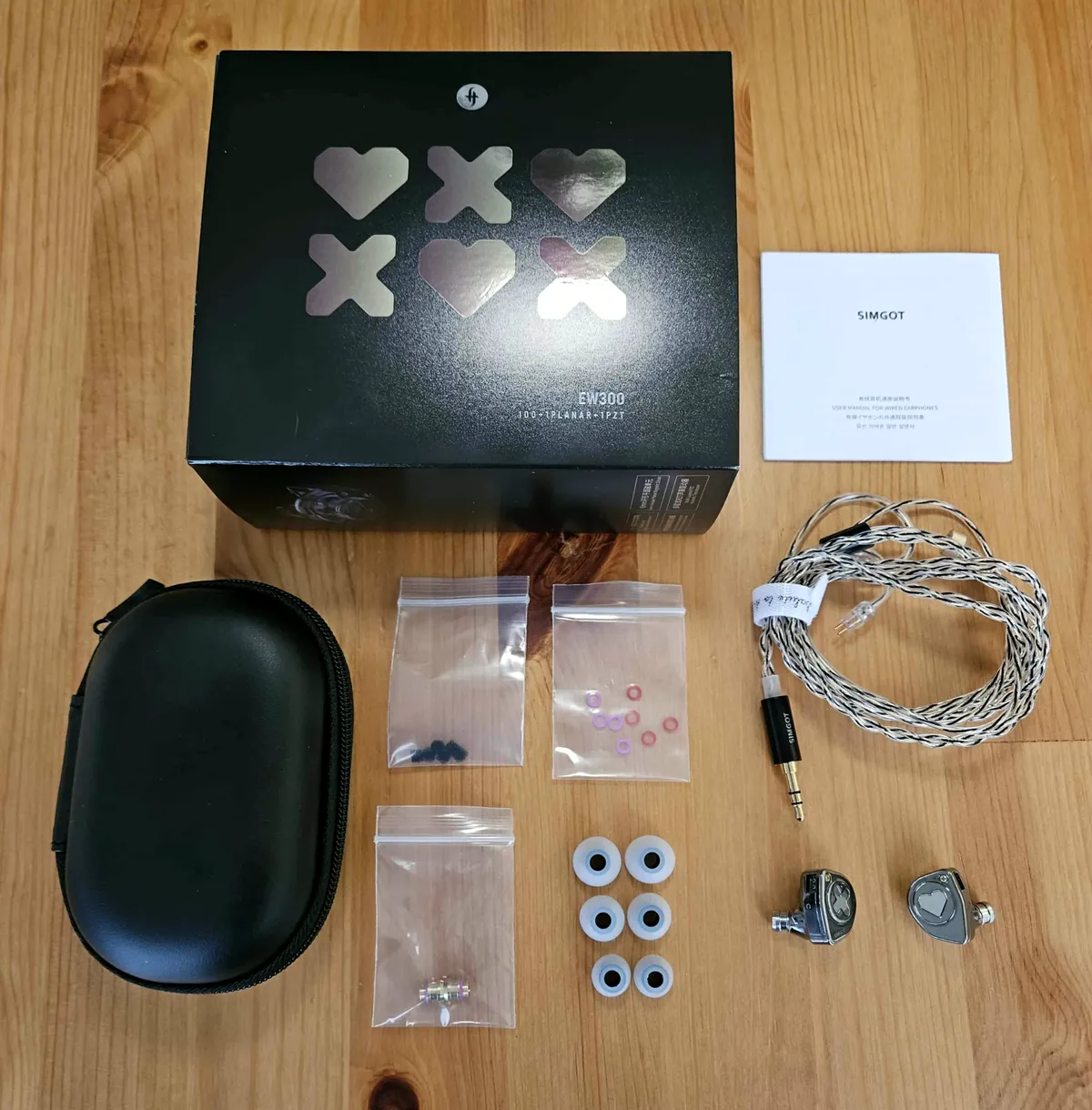 Contenido de la caja de los Simgot EW300: funda, cable, gomas de tres tallas, boquillas de repuesto, anillos, filtros y manual