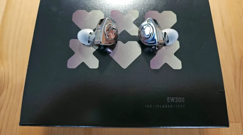 Los auriculares Simgot EW300 sobre su caja, con el rótulo EW300 1DD+1PLANAR+1PZT