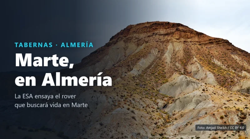Cerro del desierto de Tabernas con la cima de roca parda en capas y laderas grises surcadas de cárcavas, bajo un cielo nublado, con el texto «Marte, en Almería»